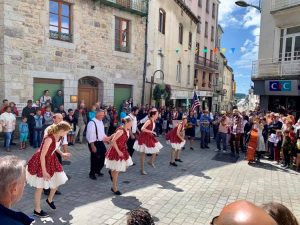 Wild Goose Chase Cloggers dancing in town square